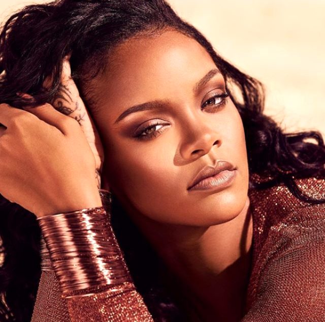 Güzel şarkıcı Rihanna, kendi çıkardığı kozmetik markasını göğüs şovuyla tanıttı