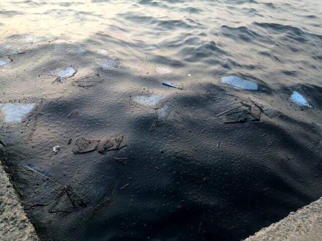 İzmir'de petrol türevi atıklar denizi kirletti, ekipler bölgede çalışma başlattı İzmir'de petrol türevi atıklar denizi kirletti, ekipler bölgede çalışma başlattı