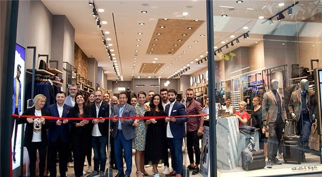 Pınar Karşıyaka oyuncuları Kiğılı mağazasını ziyaret etti