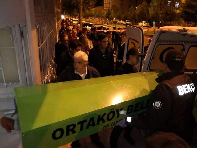 Polis kapıyı açtırdı, iki genç evde ölü bulundu Aksaray'da arkadaşlarının ulaşamadığı iki genç evde ölü bulundu