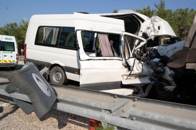 Akkuyu Nükleer Santrali'nde çalışmak için Rusya'dan gelen mühendisleri taşıyan minibüs kaza yaptı: 2 ölü, 11 yaralı