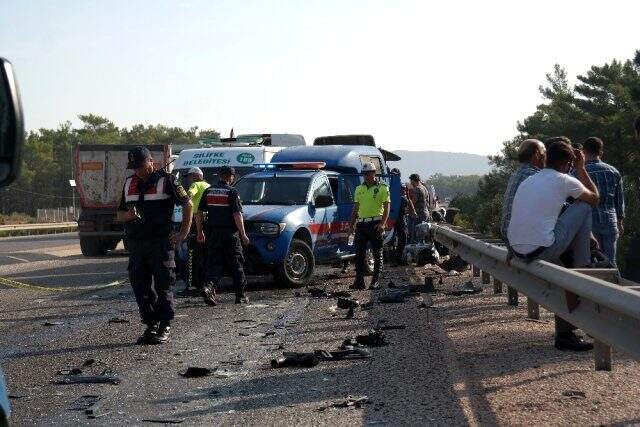 Rus mühendisleri taşıyan minibüs kaza yaptı: 2 ölü, 11 yaralı Akkuyu Nükleer Santrali'nde çalışmak için Rusya'dan gelen mühendisleri taşıyan minibüs kaza yaptı: 2 ölü, 11 yaralı