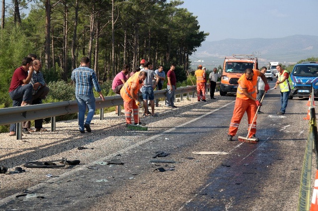 Akkuyu Nükleer Santrali'nde çalışmak için Rusya'dan gelen mühendisleri taşıyan minibüs kaza yaptı: 2 ölü, 11 yaralı