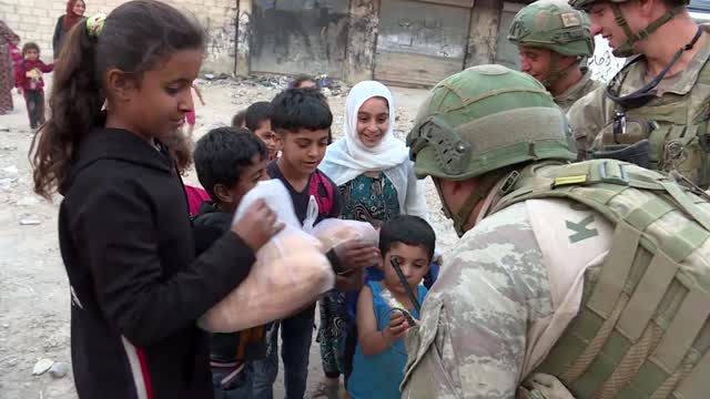 Mehmetçik geldi, terör örgütünün zulmü bitti! Savaş mağduru çocukların yüzü gülüyor