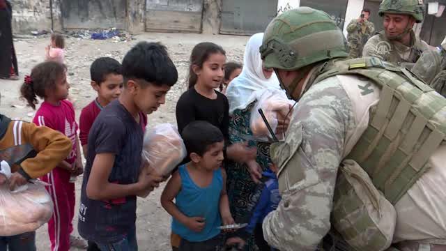 Mehmetçik geldi, terör örgütünün zulmü bitti! Savaş mağduru çocukların yüzü gülüyor