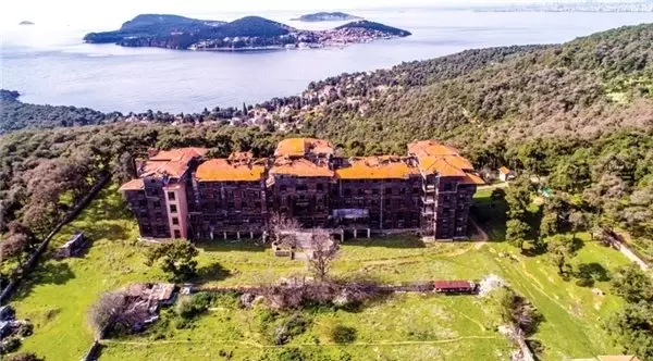 Bu dev yapının dağın tepesinde ne işi var? Mimar gözüyle Büyükada Rum Yetimhanesi nasıl kurtulur?