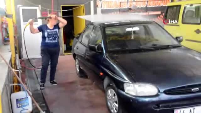 Kocasının vefatı üzerine açtığı oto yıkamada birçok kadına örnek oluyor