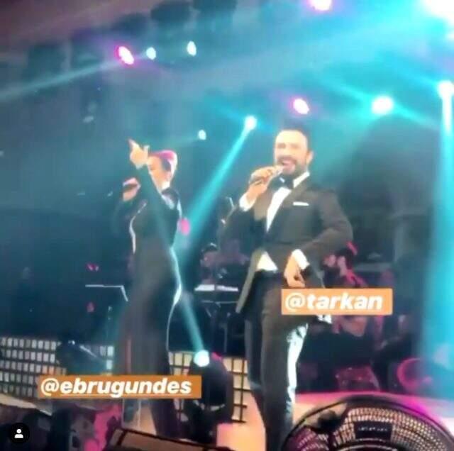 Modacısının düğününe katılan Megastar Tarkan'ın Ebru Gündeş'le yaptığı düet geceye damga vurdu