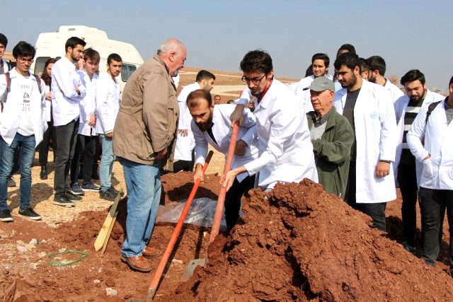 8 yıllık kadavra törenle toprağa verildi