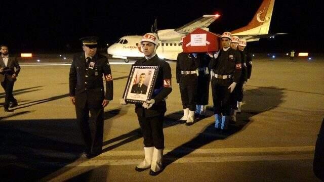 Acılı babanın şehit olan oğluna son bakışı yürekleri dağladı