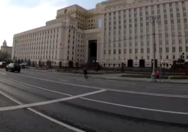 Aşırı hız yapan sürücü, otomobiliyle Rusya Savunma Bakanlığı önündeki bariyerlere daldı