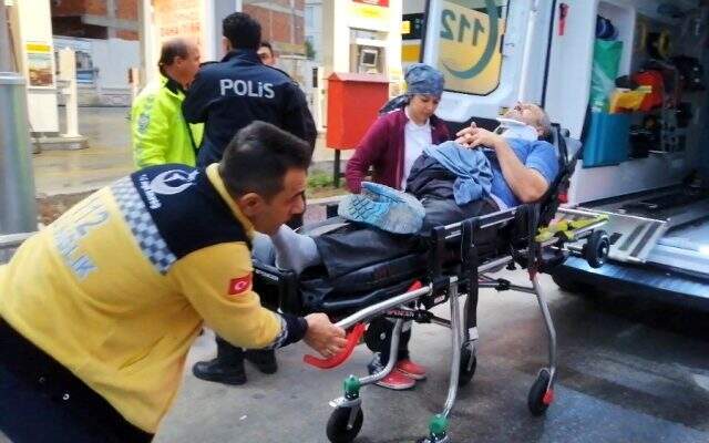 Direksiyon başında uyuyakalan sürücü, otomobiliyle 2 kişiye çarptı Direksiyon başında uyuyakalan sürücü, otomobiliyle 2 kişiye çarptı
