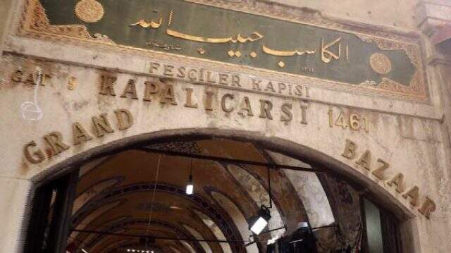 Kapalıçarşı'da tarihi kitabeye matkaplı darbe!