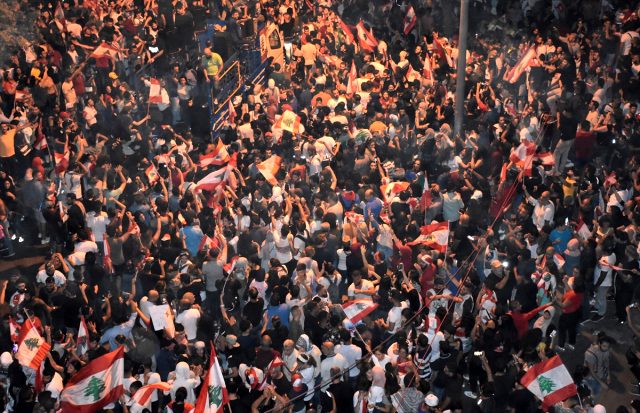 Lübnan'da göstericiler, genel grev ve protestolara devam çağrısı yapıyor