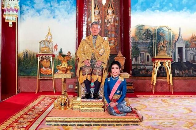 Tayland Kralı Vajiralongkorn, karısının önünde baş metresi ilan ettiği kadın tarafından aldatıldı