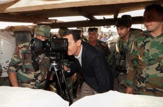 Beşar Esed, İdlib'de askerlerle bir araya geldi