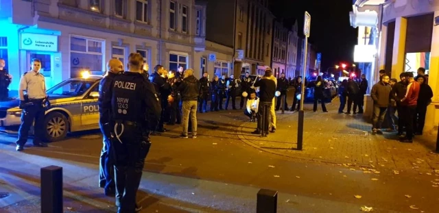 Almanya'da terör örgütü yandaşları Türk kahvesine saldırdı! Polis biber gazıyla müdahale etti
