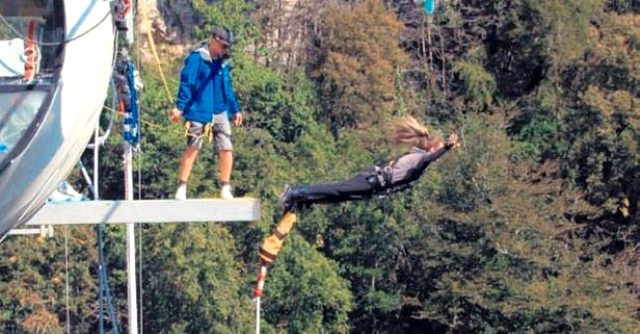 Yağmur Sarıoğlu Rusya'da 207 metreden bungee jumping yaptı