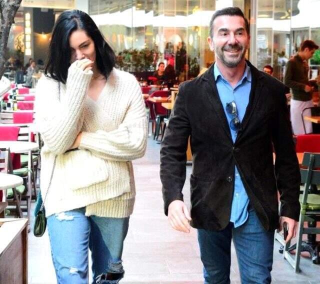 54 yaşındaki İlker İnanoğlu, kendisinden 30 yaş küçük sevgilisiyle görüntülendi