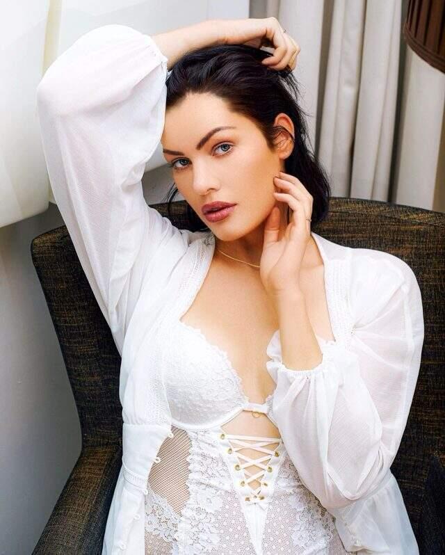 54 yaşındaki İlker İnanoğlu, kendisinden 30 yaş küçük sevgilisiyle görüntülendi