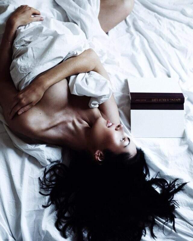 54 yaşındaki İlker İnanoğlu, kendisinden 30 yaş küçük sevgilisiyle görüntülendi