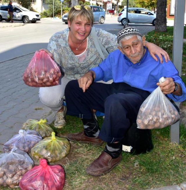 86 yaşında, bahçesinden topladığı cevizleri satıyor