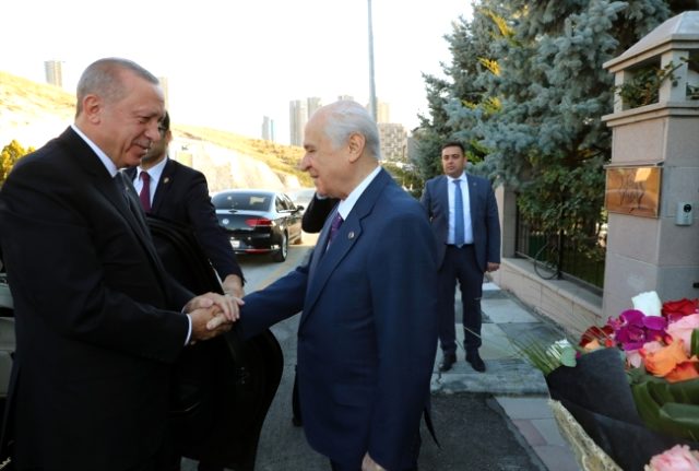 Bahçeli, Erdoğan'a 'Hakan kaftanı' hediye etti