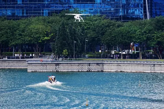 Dünyanın ilk uçan taksisi Singapur semalarında test edildi