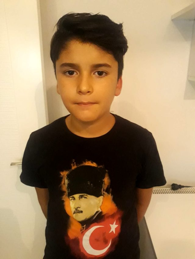 11 yaşındaki çocuğun gururlandıran Türk Bayrağı hassasiyeti