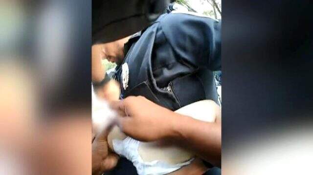 Boğazına kraker kaçan polisin müdahalesi sayesinde ölümden döndü Boğazına kraker kaçan bebek, polisin müdahalesi sayesinde ölümden döndü