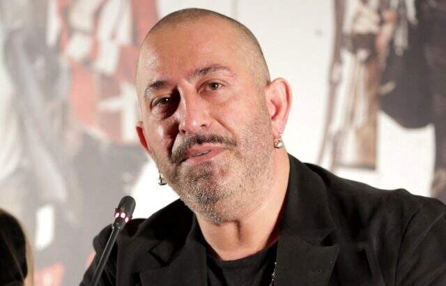 Cem Yılmaz, 'Çetenin esirisin' diyen takipçisine espri yaparak cevap verdi Cem Yılmaz,