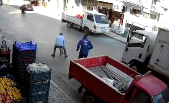 Esnafın müdahalesi, çocuğu ölümden çekip aldı Esnafın müdahalesi, yola fırlayan çocuğu ölümden çekip aldı