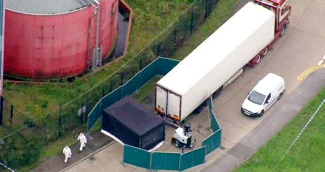 İngiltere'de kamyon içerisinde cansız bedenleri bulunan göçmenler donarak ölmüş