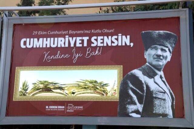 İzmir'de Cumhuriyet Bayramı'na özel aynalı billboard İzmir'de Cumhuriyet Bayramı'na özel aynalı billboard