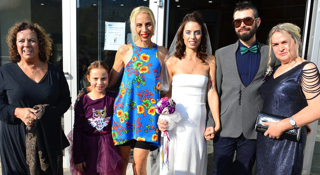 Şarkıcı Zeynep Casali'nin oyuncu kızı Ceren Sarp evlendi