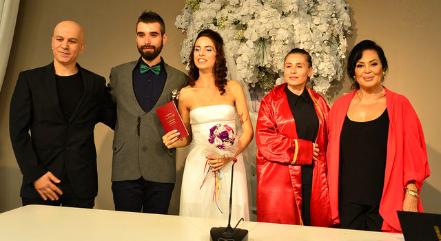 Şarkıcı Zeynep Casali'nin oyuncu kızı Ceren Sarp evlendi