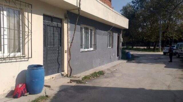 Yeni doğmuş bebeği, çöp kovasının yanına bıraktılar Yeni doğmuş bebeği, çöp kovasının yanına bıraktılar