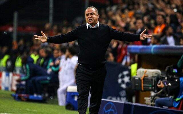 Fatih Terim atkısını stada almayan güvenlikçinin işine son verdiler! Fatih Terim atkısını stada almayan güvenlik görevlisinin işine son verdiler!