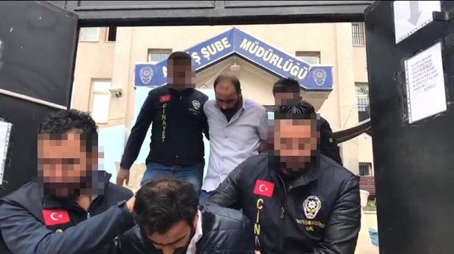 İnternetten tanıştığı kadınla boş araziye giden şahıs, 3 kişiden dayak yeyip zorla senet imzaladı