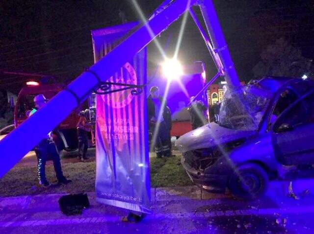 Aydınlatma direği otomobile saplandı: 2 yaralı