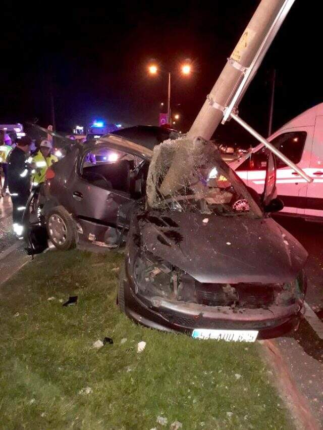 Aydınlatma direği otomobile saplandı: 2 yaralı