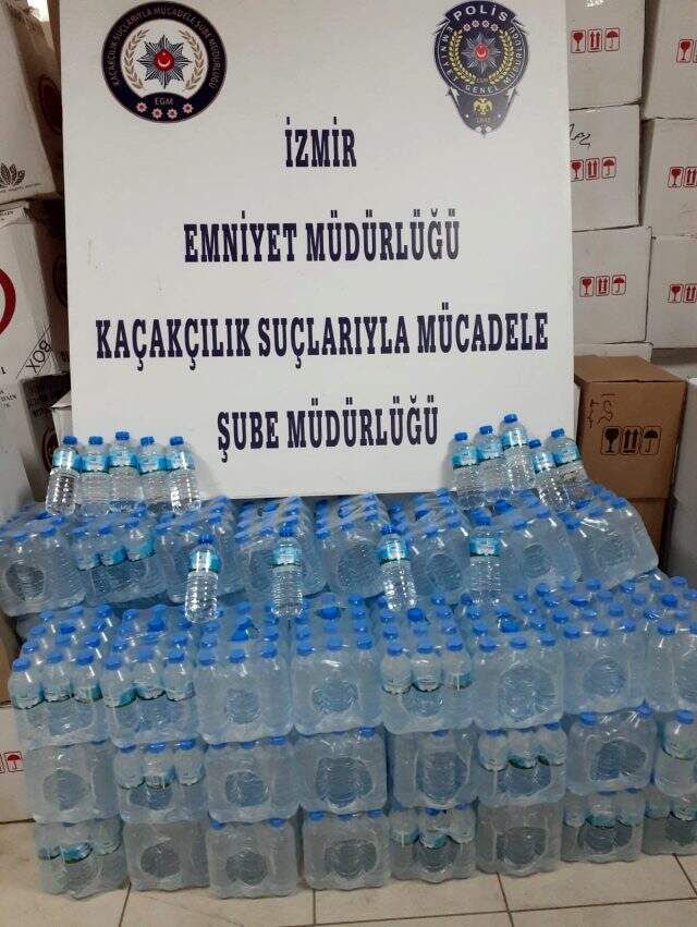 Akıl almaz yöntem! Sahte içkileri, pet şişelerin içine doldurmuşlar Sahte içkilere, su görüntüsü vermek için pet şişelerin içine doldurdular