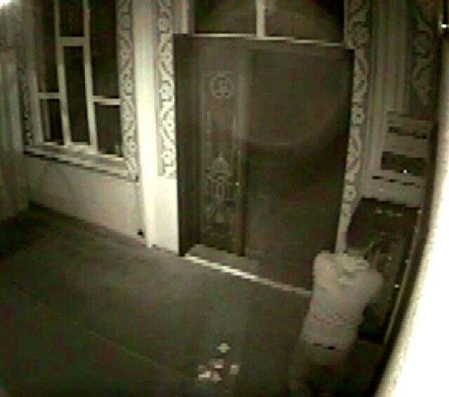 Cami için toplanan parayı çelik kasadan çalan hırsız, bozuk paraları bile bırakmadı Cami için toplanan parayı çelik kasadan çalan hırsız, bozuk paraları bile bırakmadı