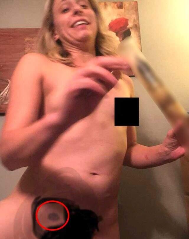 Çıplak fotoğraflarıyla ülkede gündem olan Katie Hill'in bacak arasındaki Nazi dövmesi dikkat çekti