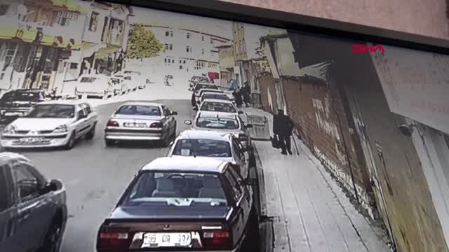 Eski eşi ve akrabasını sokak ortasında bıçakladı! Görüntüler ortaya çıktı