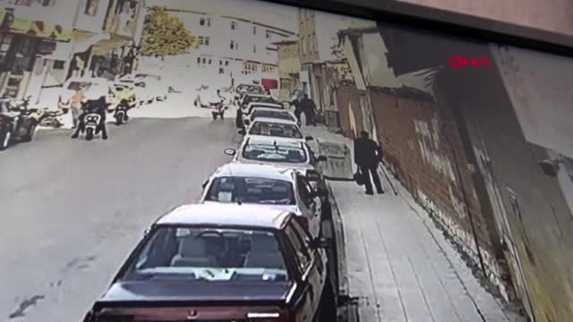 Eski eşi ve akrabasını sokak ortasında bıçakladı! Görüntüler ortaya çıktı