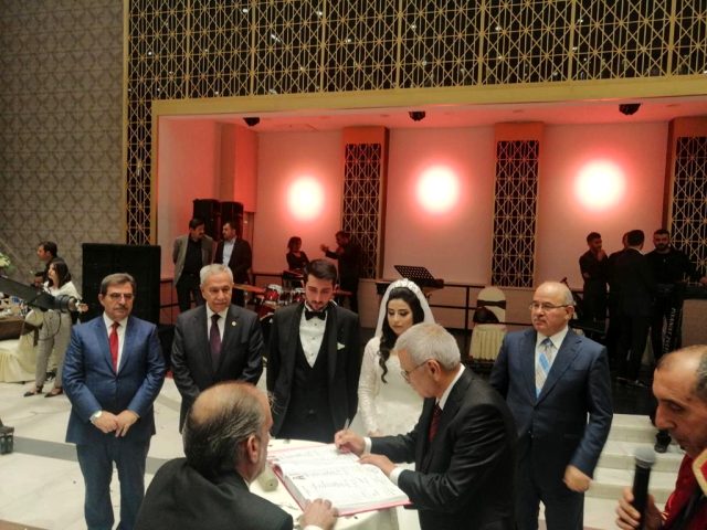 Meclis'te bir araya gelemeyen siyasileri aynı karede buluşturan düğün
