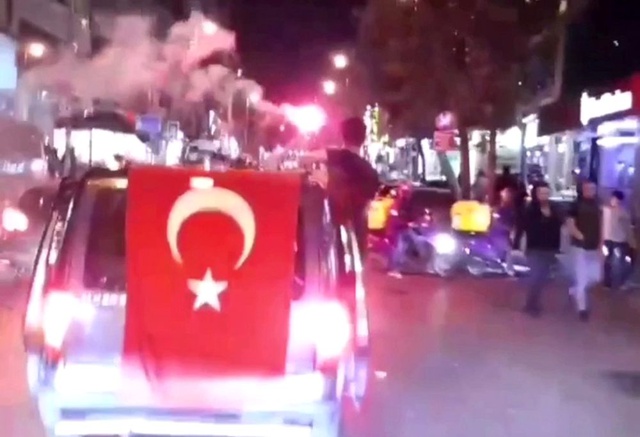 Asker eğlencesinde dehşete düşüren görüntüler! Ortalığı birbirine kattılar