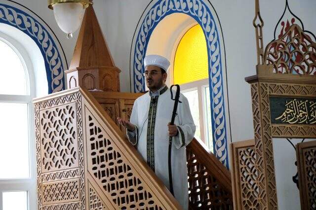 Cemaati şaşırtan gelenek! Bu camide imamlar 944 yıldır hutbeye kılıçla çıkıyor