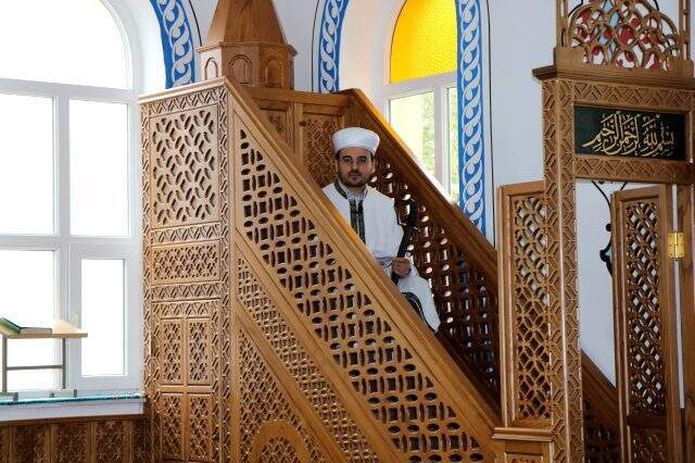 Cemaati şaşırtan gelenek! Bu camide imamlar 944 yıldır hutbeye kılıçla çıkıyor